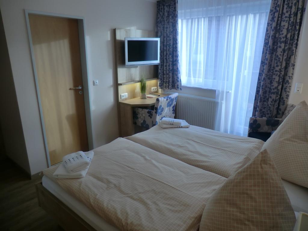 Hotel Pension Am Hafen Norddeich  Exterior photo
